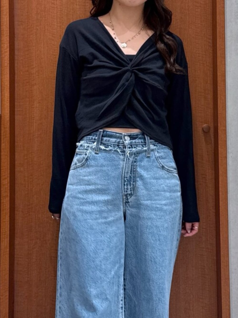 ブルー系のデニムパンツ、ブラック系のTシャツ/カットソー、シルバー系のネックレスを着用したレディースの夏コーディネートの4枚目の写真