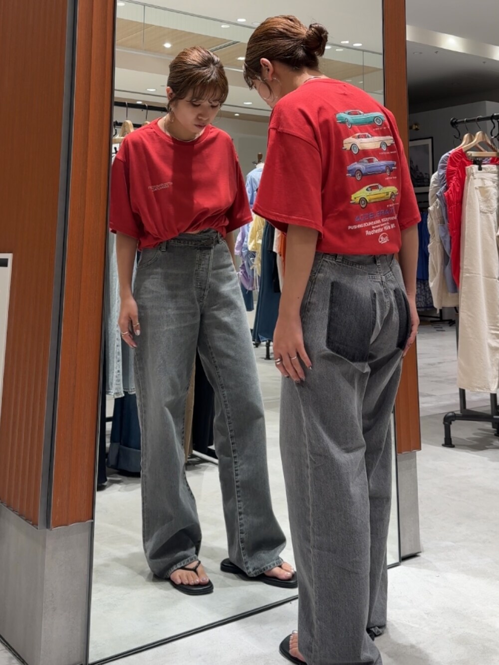 レッド系のTシャツ/カットソー、ブラック系のデニムパンツ、ブラック系のサンダルを着用したレディースの夏コーディネートの6枚目の写真