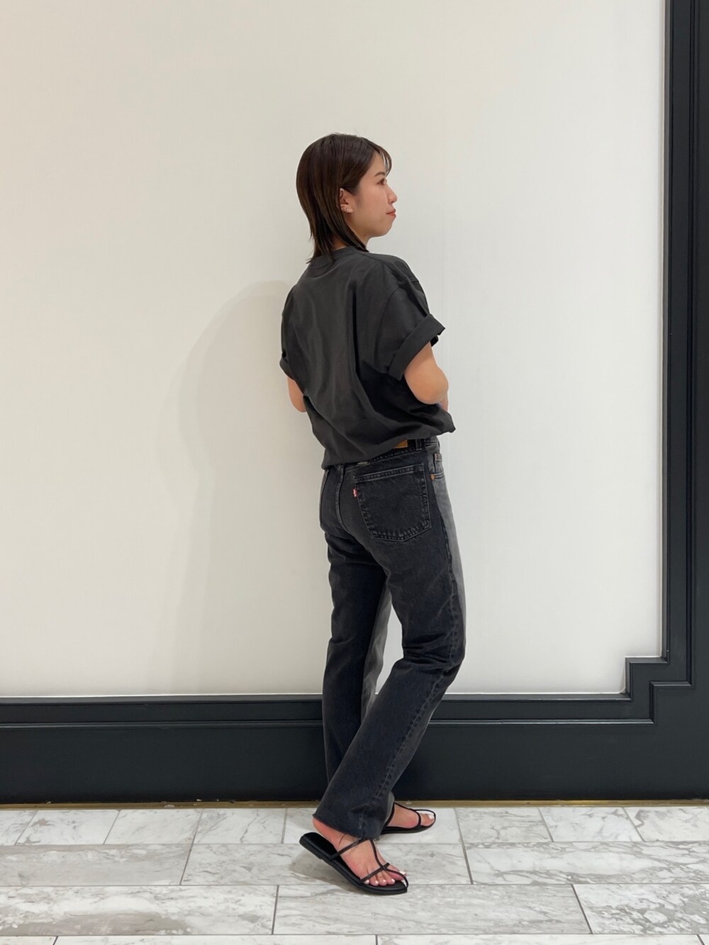 グレー系のTシャツ/カットソー、ブラック系のサンダルを着用したレディースの春コーディネートの5枚目の写真