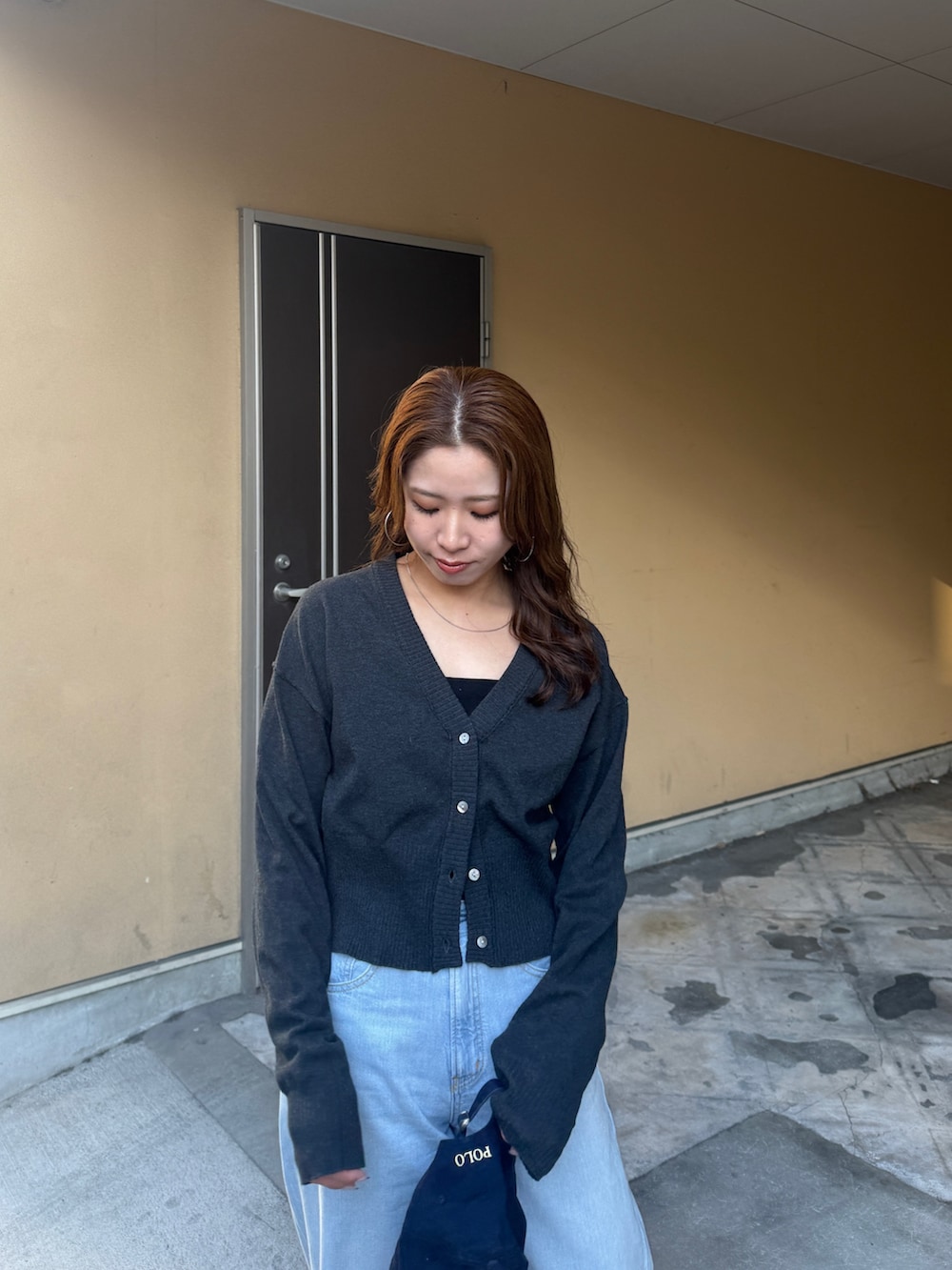 グレー系のカーディガン/ボレロ、ブルー系のデニムパンツを着用したレディースの春コーディネートの8枚目の写真