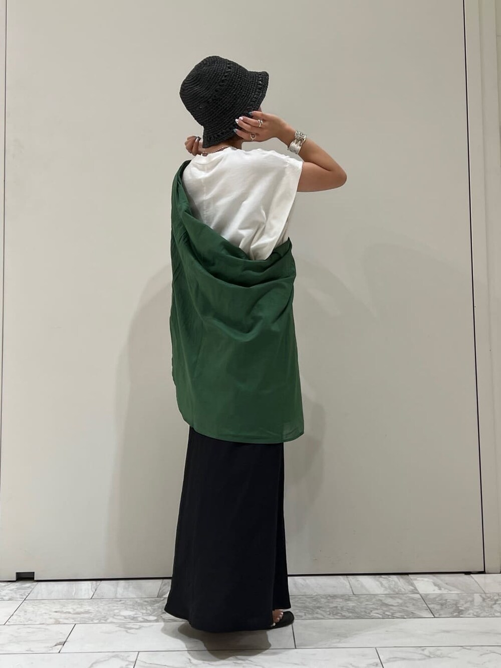 ブラック系のサンダル、ホワイト系のTシャツ/カットソー、グリーン系のシャツ/ブラウスを着用したレディースの夏コーディネートの5枚目の写真