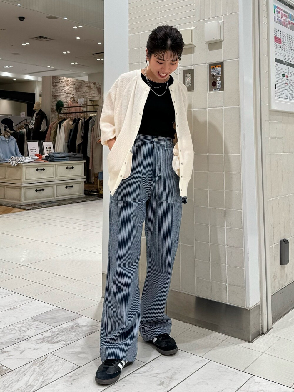 その他のデニムパンツ、ホワイト系のカーディガン/ボレロを着用したレディースの冬コーディネートの6枚目の写真