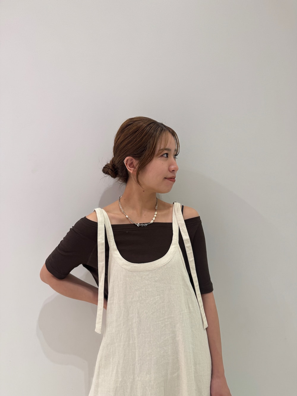 その他のサンダル、ブルー系のデニムパンツ、ブラウン系のTシャツ/カットソーを着用したレディースの春コーディネートの7枚目の写真