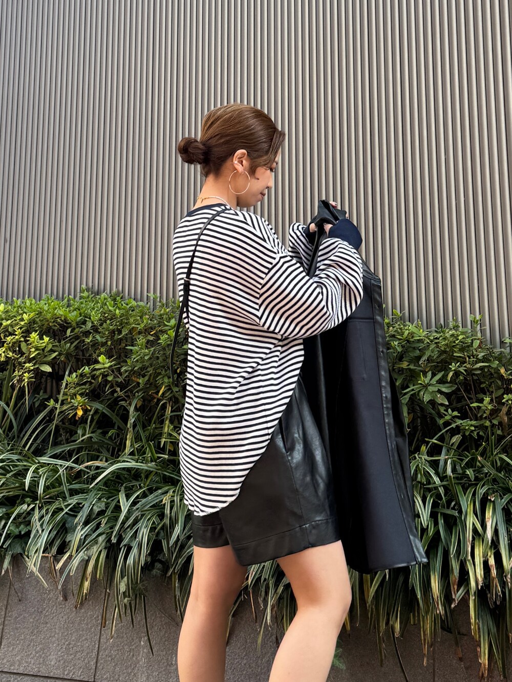 ブラック系のシャツ/ブラウス、ブラック系のその他パンツ、ブルー系のTシャツ/カットソーを着用したレディースの冬コーディネートの5枚目の写真
