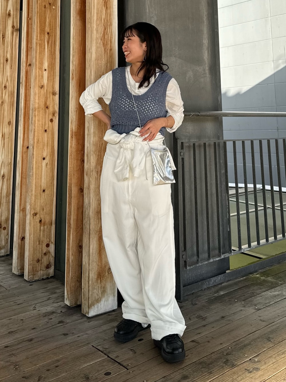 ホワイト系のつなぎ/オールインワン、ブルー系のベスト、シルバー系のショルダーバッグを着用したレディースの冬コーディネートの4枚目の写真