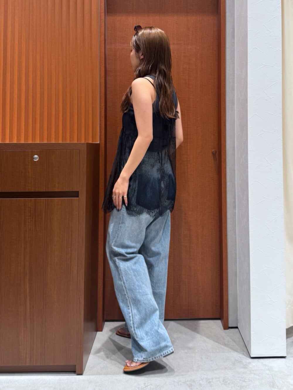 その他のサンダル、グレー系のタンクトップ、ブルー系のデニムパンツを着用したレディースの夏コーディネートの2枚目の写真