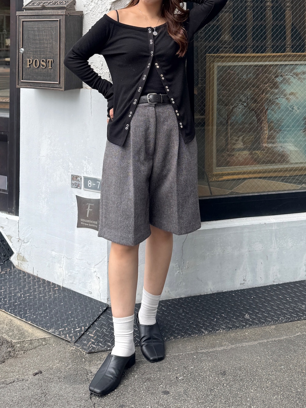 グレー系のその他パンツ、ブラック系のTシャツ/カットソー、ブラック系のサンダルを着用したレディースの秋コーディネートの4枚目の写真