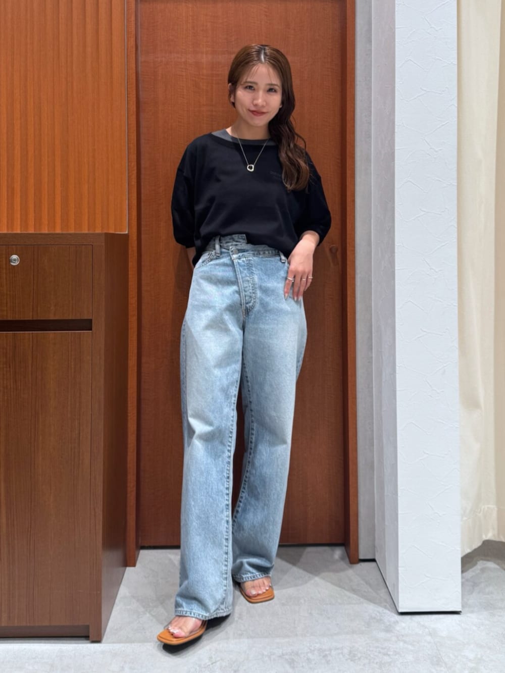 その他のサンダル、ブルー系のデニムパンツ、ブラック系のニット/セーターを着用したレディースの夏コーディネートの6枚目の写真