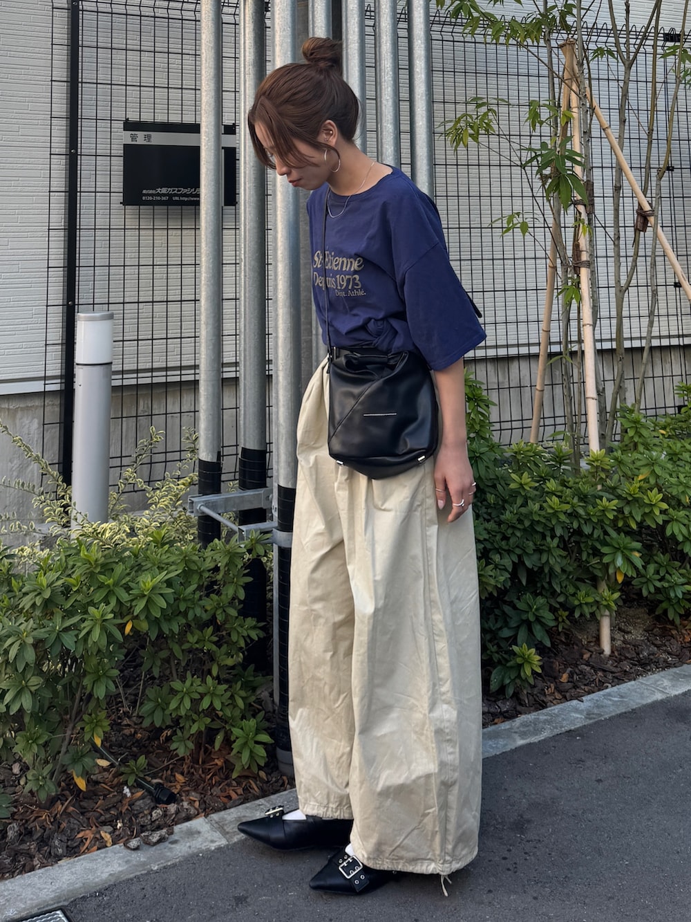 ベージュ系のその他パンツ、ブルー系のTシャツ/カットソーを着用したレディースの春コーディネートの2枚目の写真