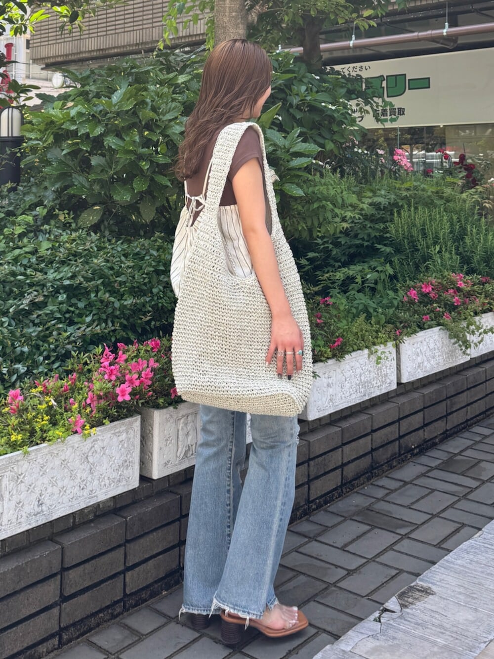 その他のサンダル、ブルー系のデニムパンツ、ホワイト系のキャミソールを着用したレディースの春コーディネートの3枚目の写真