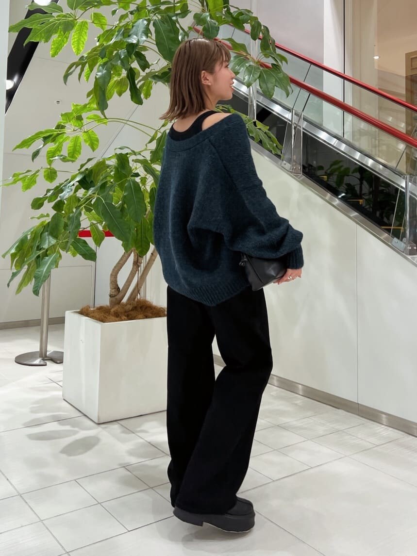 ブラック系のデニムパンツ、ブラック系のデニムパンツ、グリーン系のカーディガン/ボレロを着用したレディースの秋コーディネートの3枚目の写真