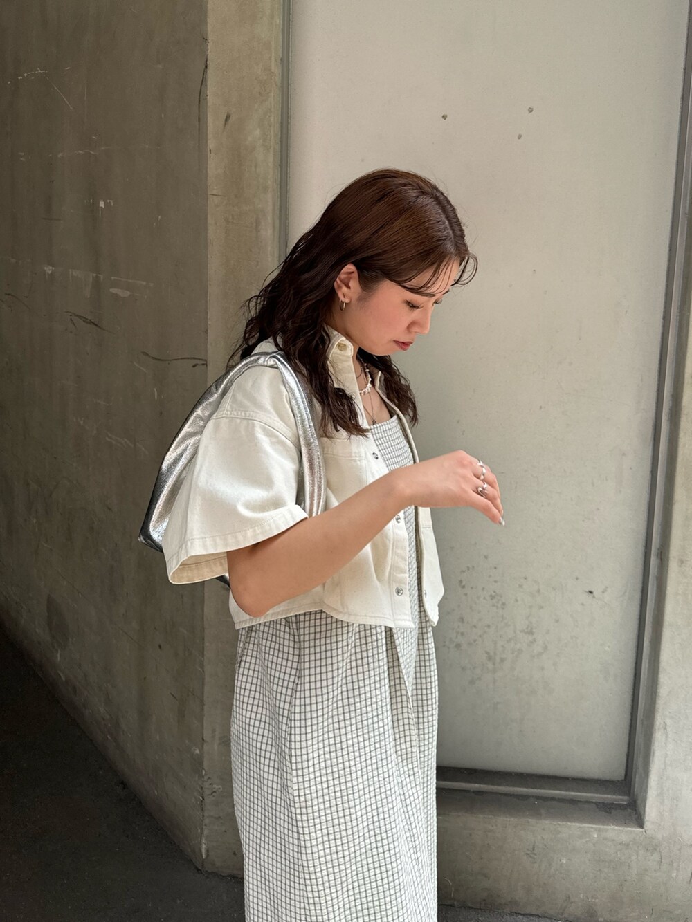 ホワイト系のつなぎ/オールインワン、ホワイト系のシャツ/ブラウス、シルバー系のハンドバッグを着用したレディースの夏コーディネートの10枚目の写真
