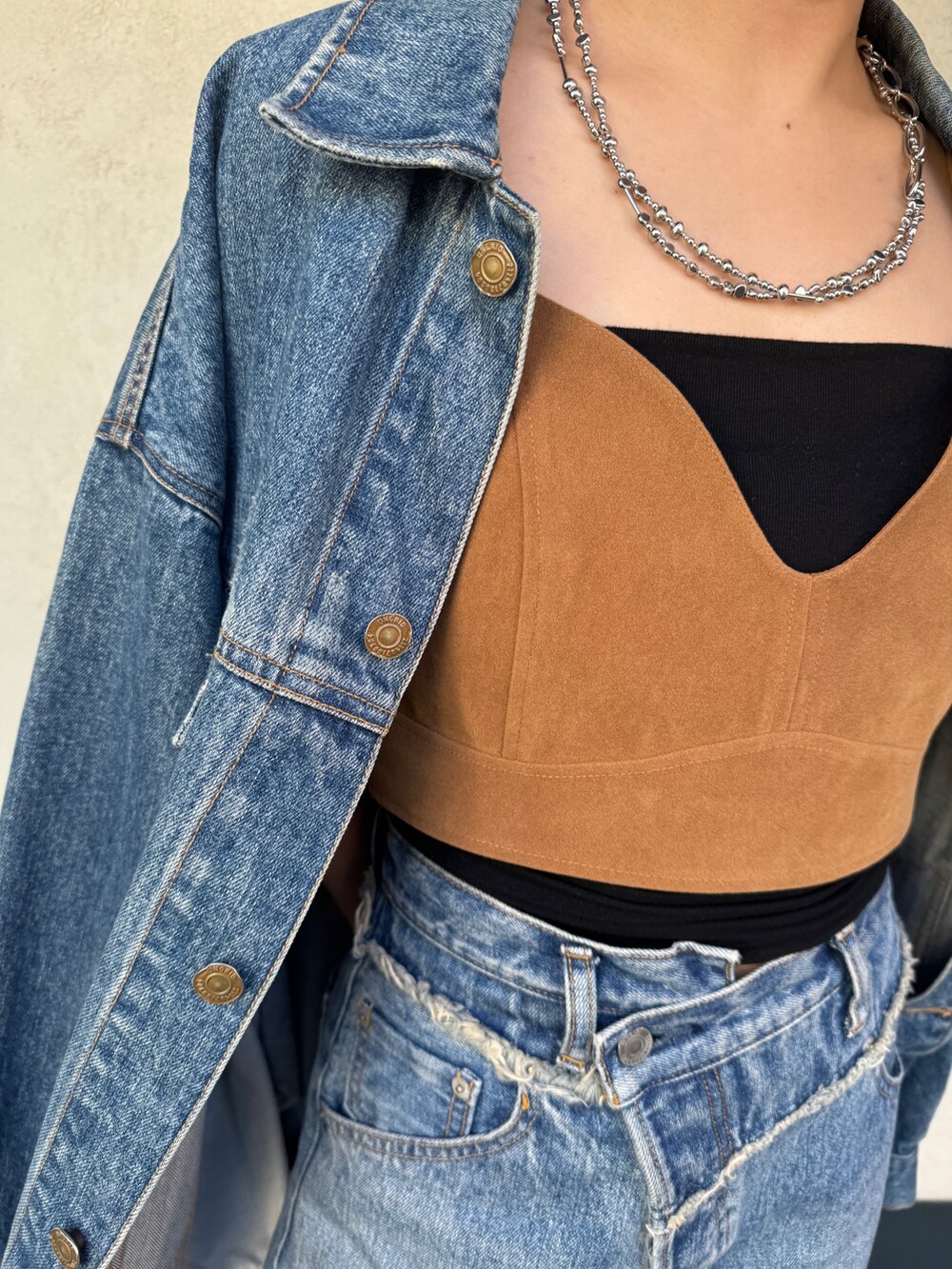 ブルー系のデニムパンツ、ベージュ系のスリッポン、ブラウン系のキャミソールを着用したレディースの夏コーディネートの9枚目の写真