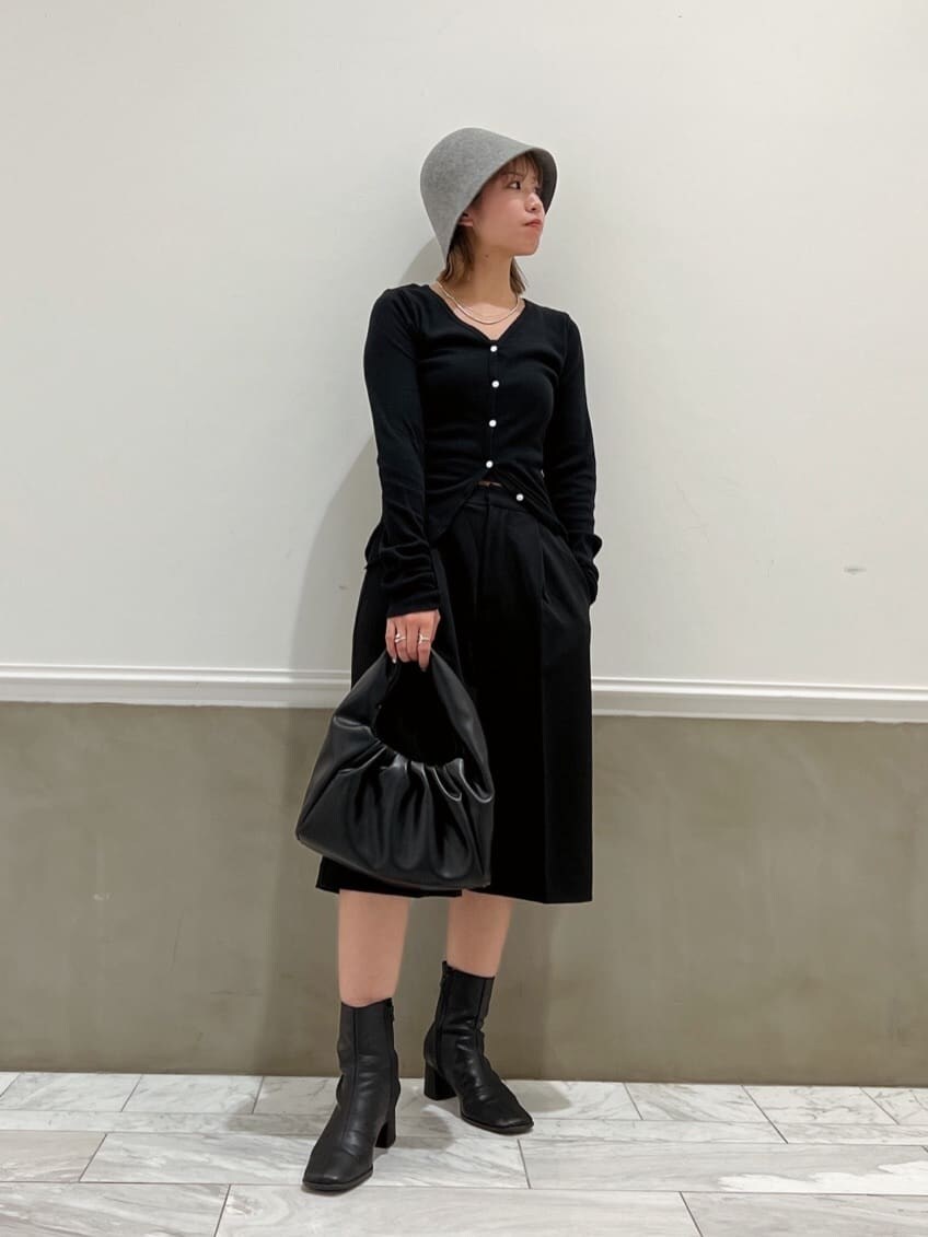 ブラック系のブーツ、ブラック系のカーディガン/ボレロ、ブラック系のその他パンツを着用したレディースの秋コーディネートの9枚目の写真