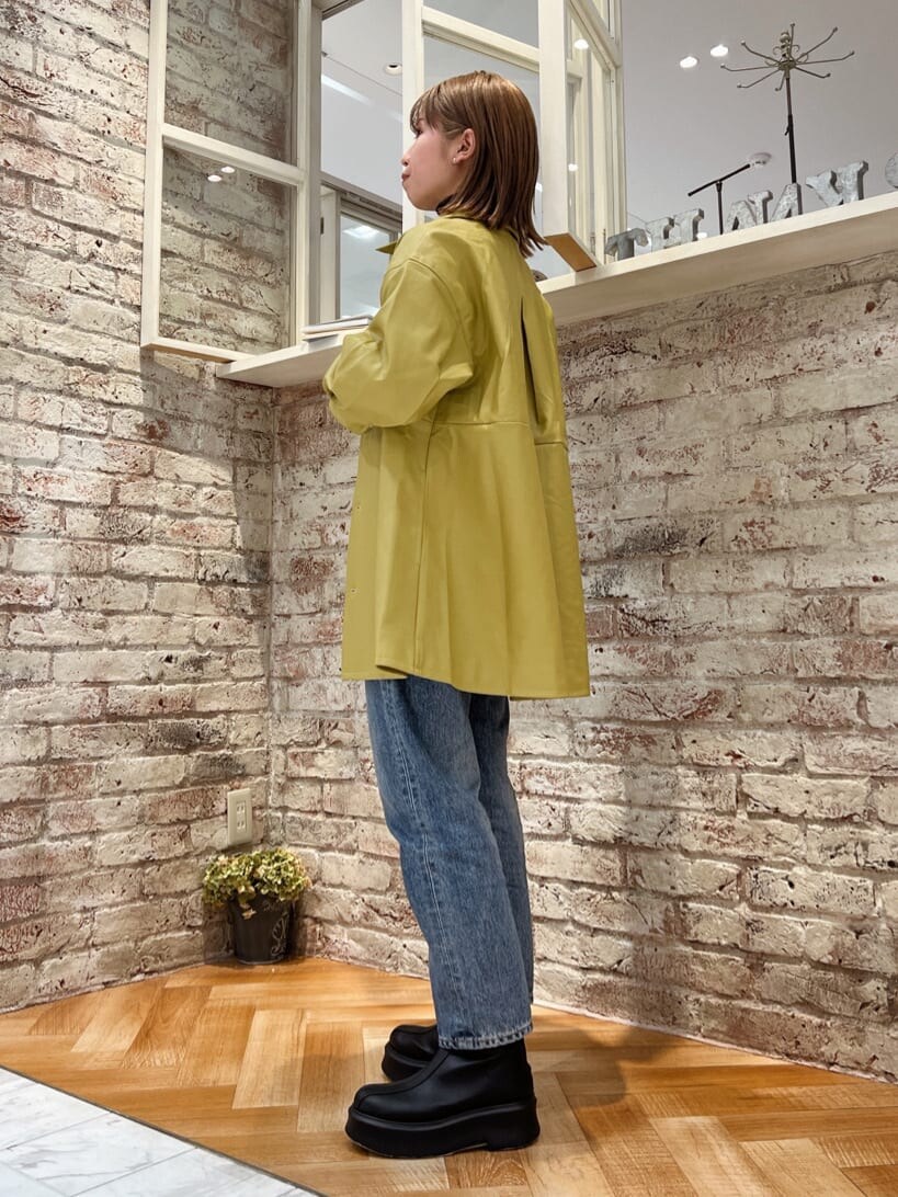 ブルー系のデニムパンツ、ブルー系のデニムパンツ、イエロー系のブルゾンを着用したレディースの秋コーディネートの4枚目の写真