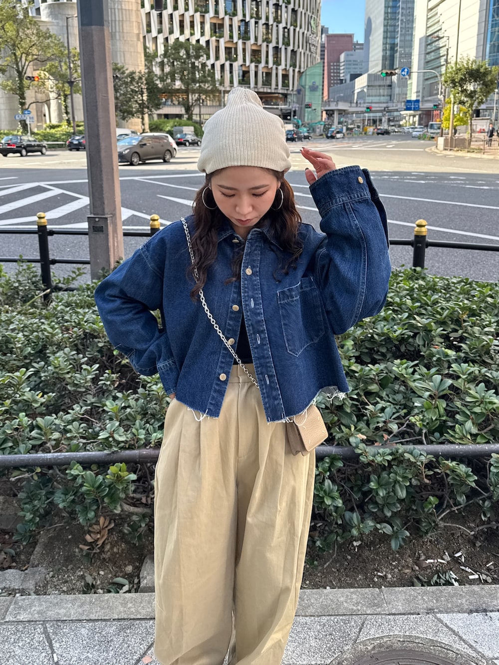 ベージュ系のチノパンツ、ブルー系のシャツ/ブラウスを着用したレディースの冬コーディネートの7枚目の写真