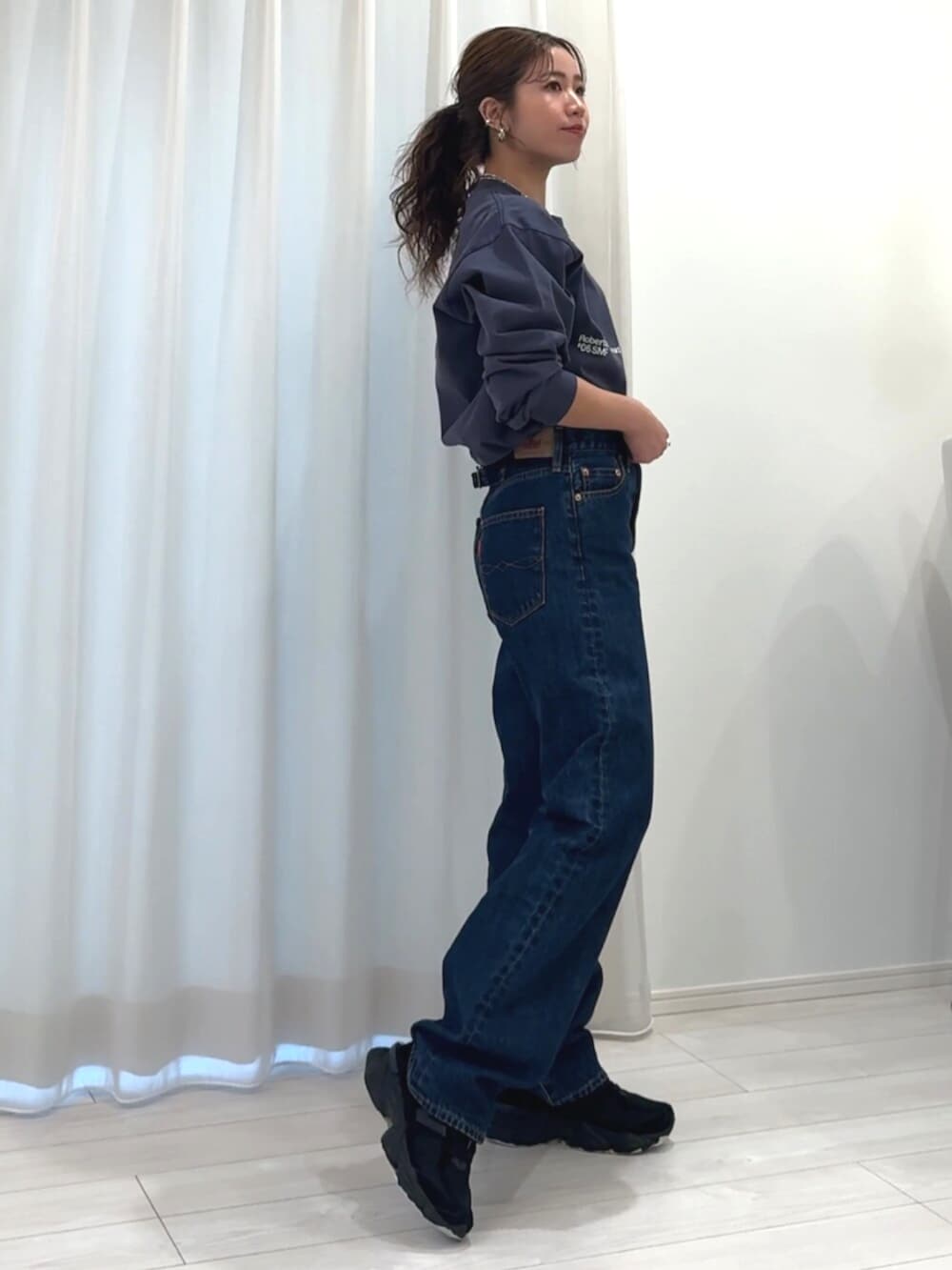 ブルー系のデニムパンツ、ブルー系のTシャツ/カットソー、シルバー系のネックレスを着用したレディースの春コーディネートの2枚目の写真