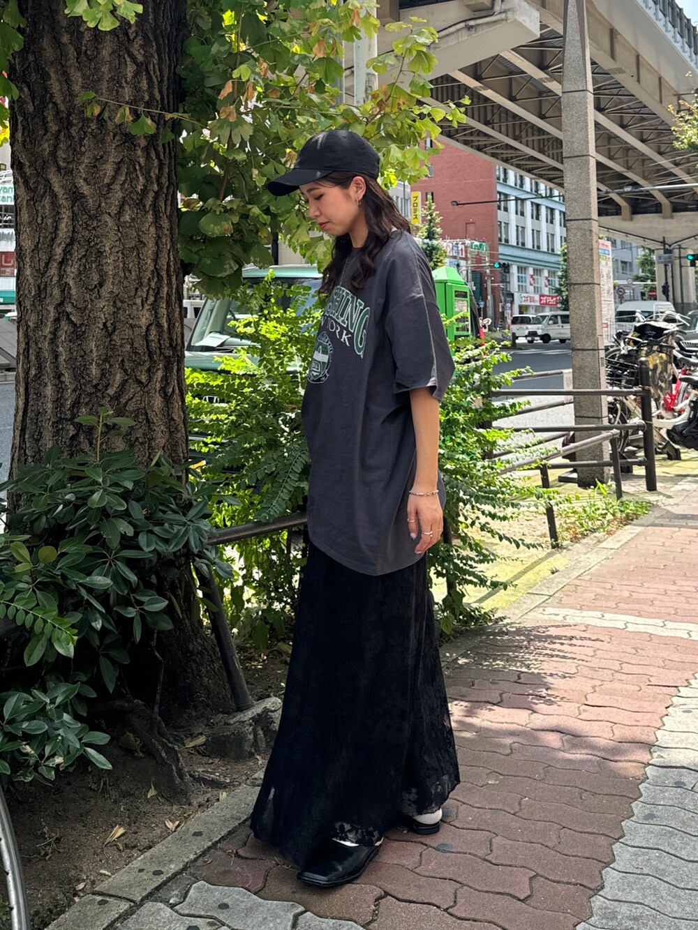 ブラック系のワンピース、ブラック系のローファー、グレー系のTシャツ/カットソーを着用したレディースの夏コーディネートの4枚目の写真