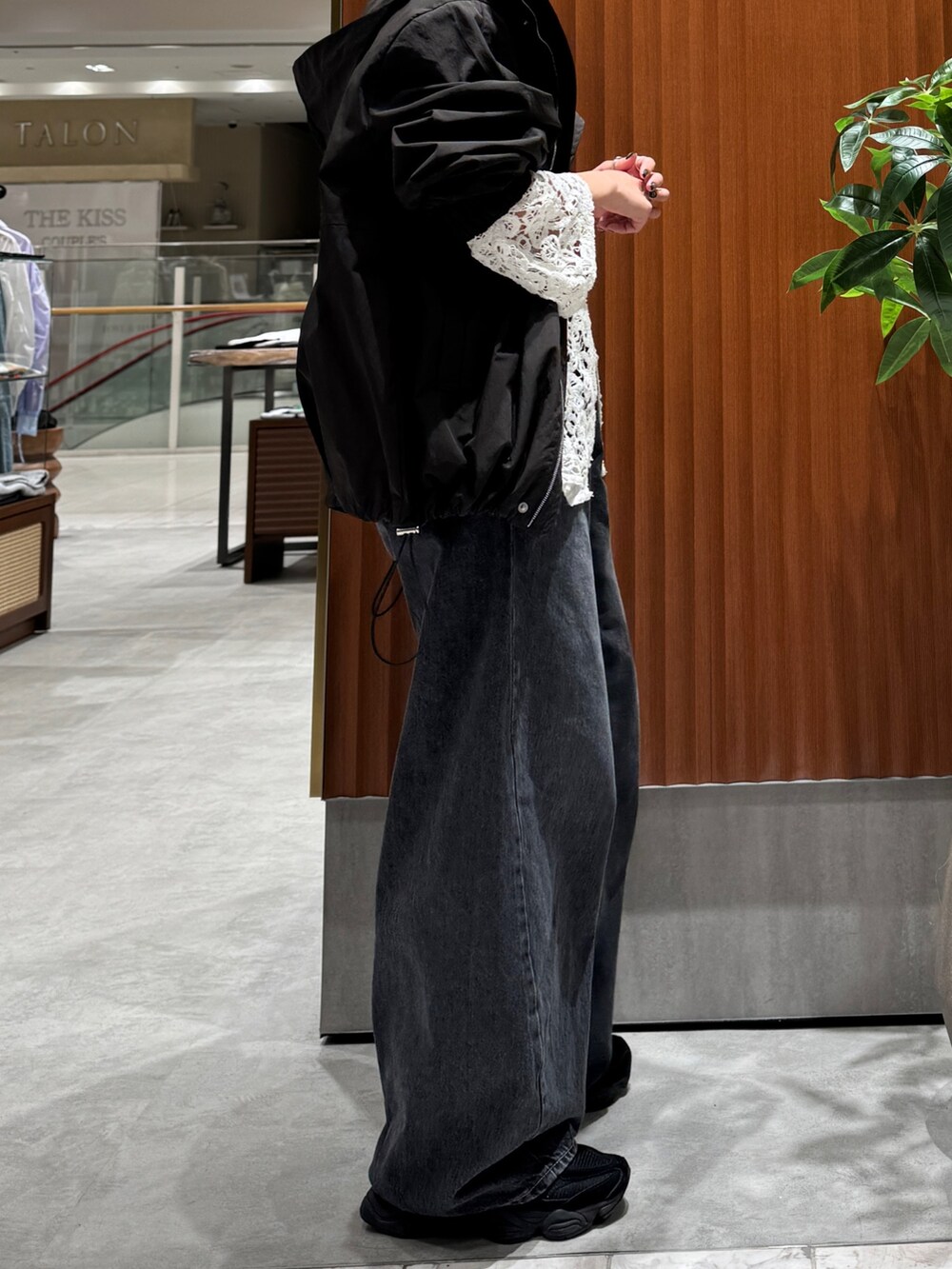 ブラック系のブルゾン、ブラック系のデニムパンツ、ホワイト系のシャツ/ブラウスを着用したレディースの春コーディネートの3枚目の写真