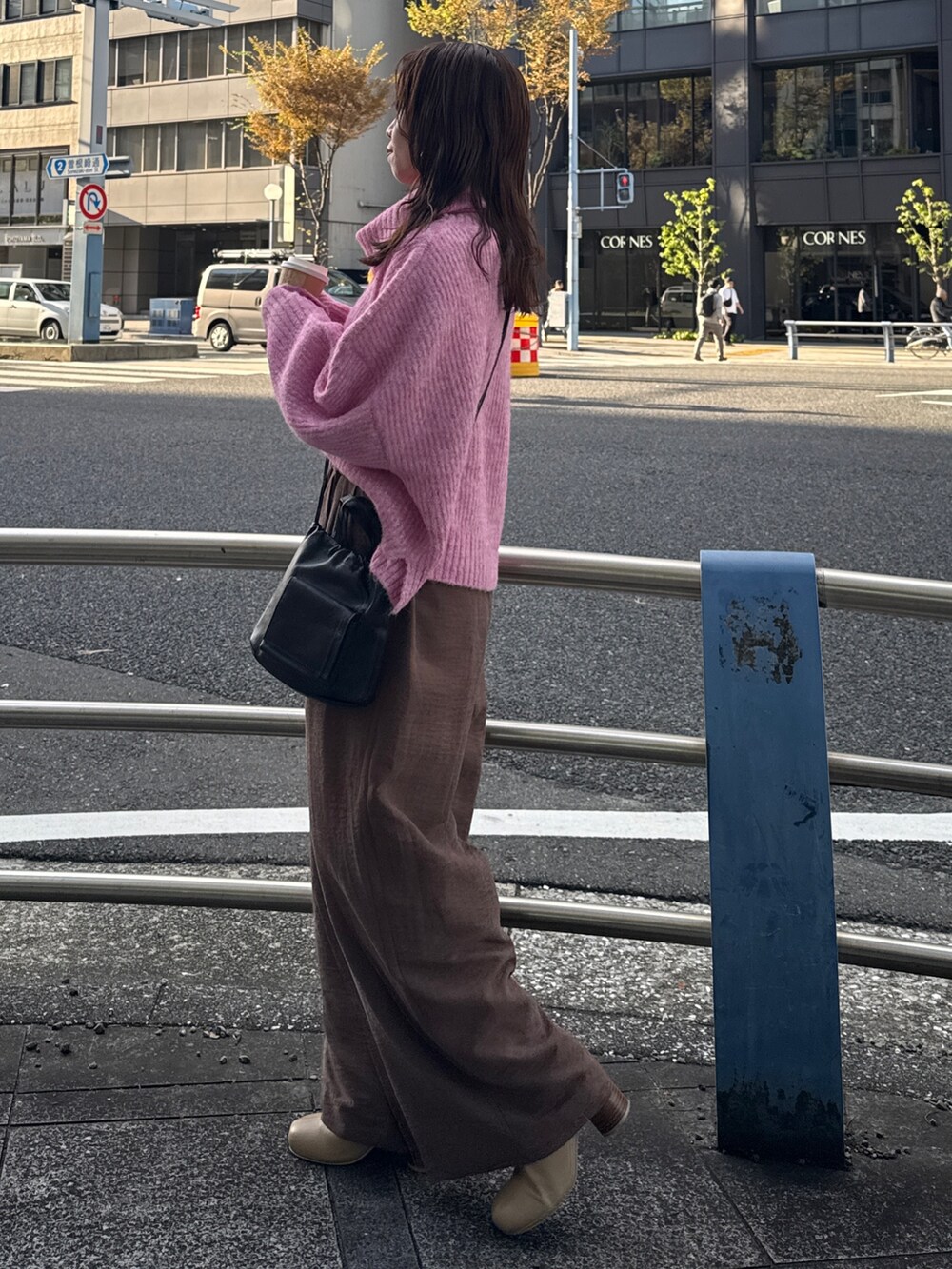 ブラウン系のその他パンツ、ピンク系のニット/セーターを着用したレディースの秋コーディネートの6枚目の写真