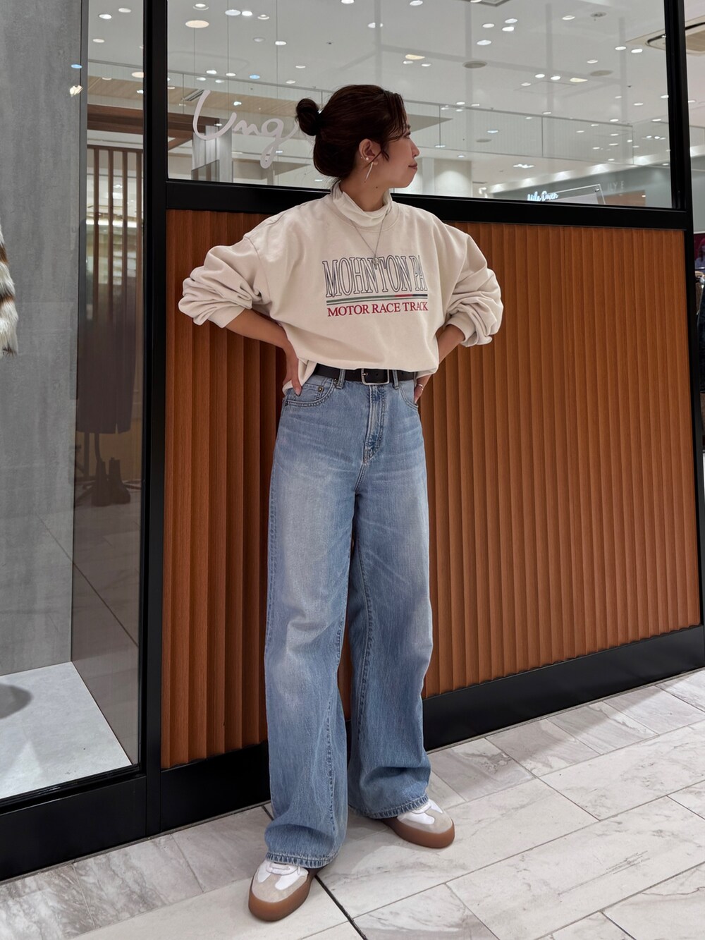 ブルー系のデニムパンツ、ホワイト系のスウェット、ホワイト系のTシャツ/カットソーを着用したレディースの冬コーディネートの2枚目の写真