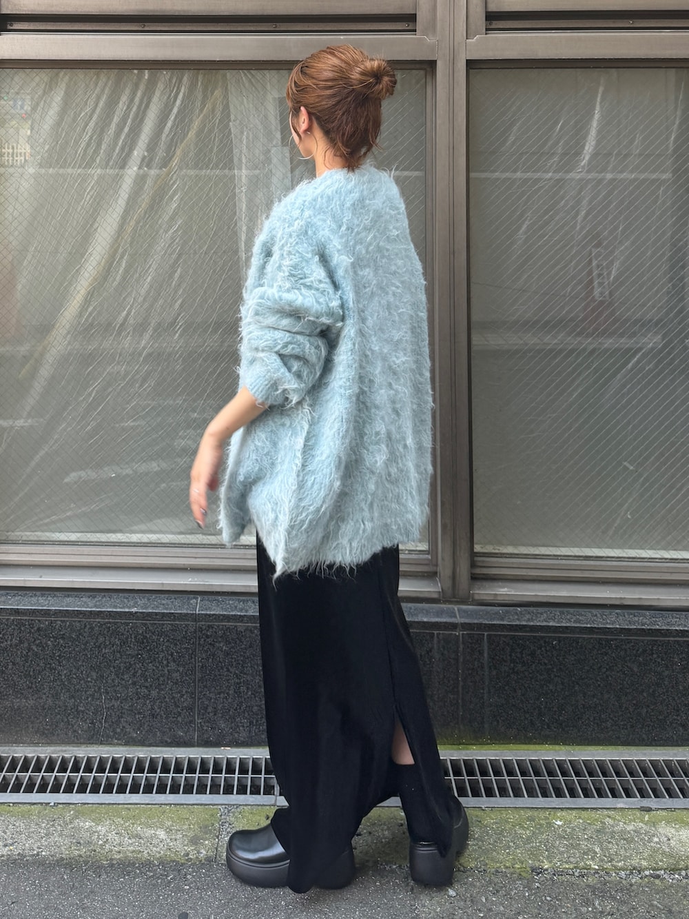 ホワイト系のTシャツ/カットソー、ブラック系のスカート、ブルー系のカーディガン/ボレロを着用したレディースの夏コーディネートの6枚目の写真