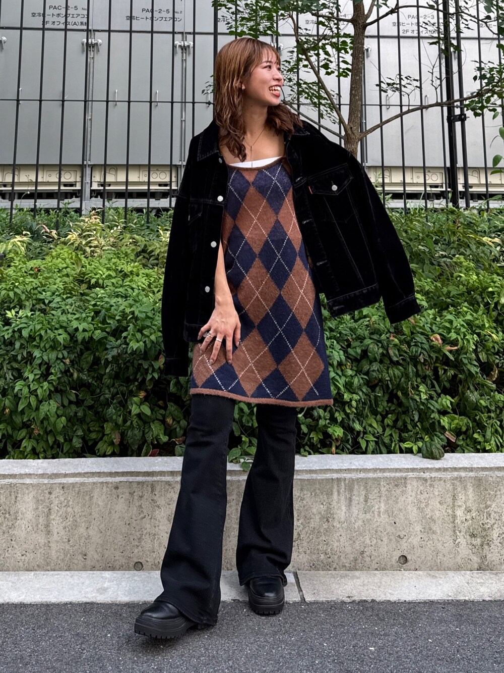 ブラウン系のニット/セーター、ブラック系のデニムジャケット、ブラック系のデニムパンツを着用したレディースの夏コーディネートの8枚目の写真