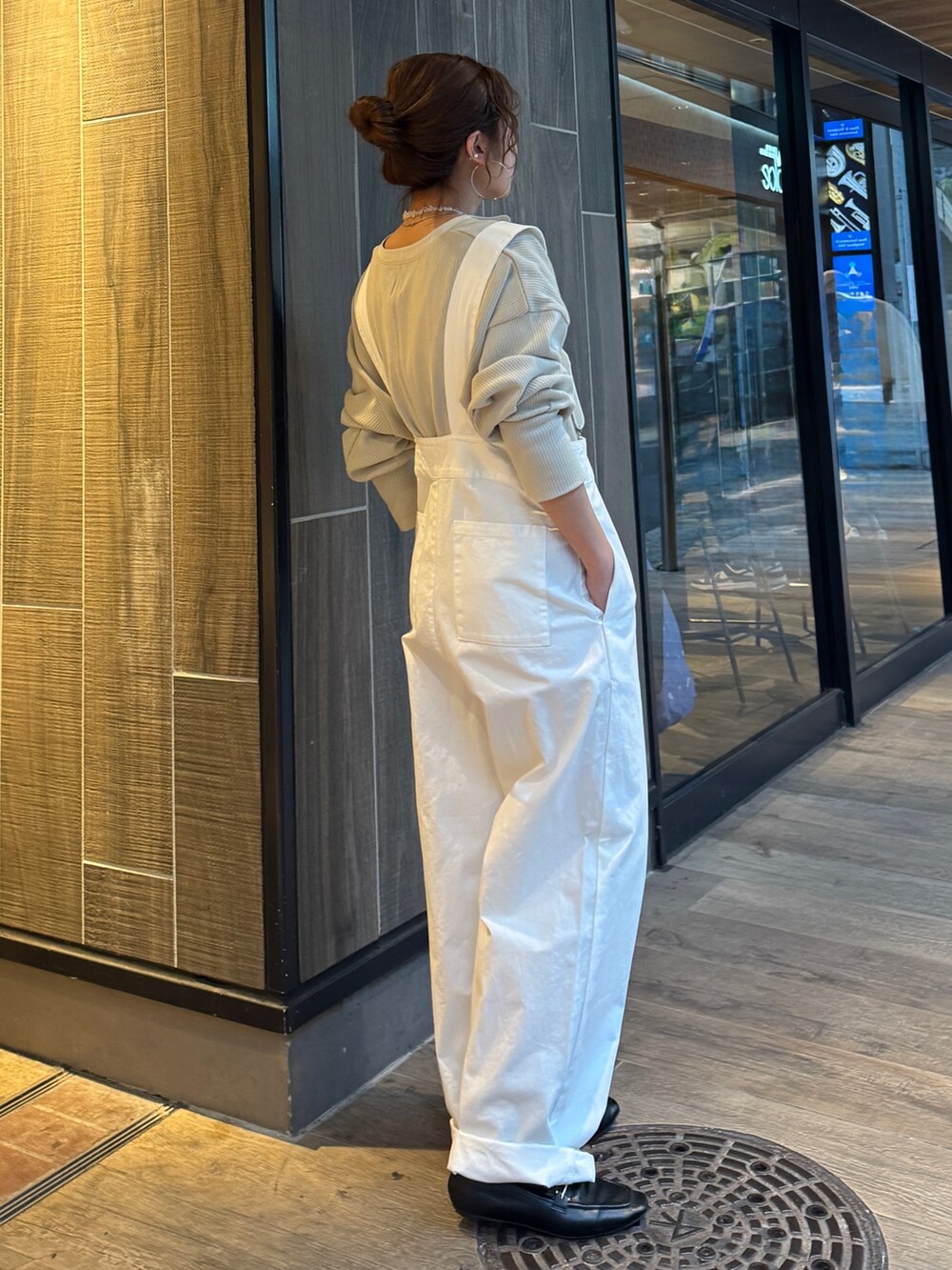 ホワイト系のつなぎ/オールインワン、グレー系のTシャツ/カットソー、その他のネックレスを着用したレディースの冬コーディネートの3枚目の写真