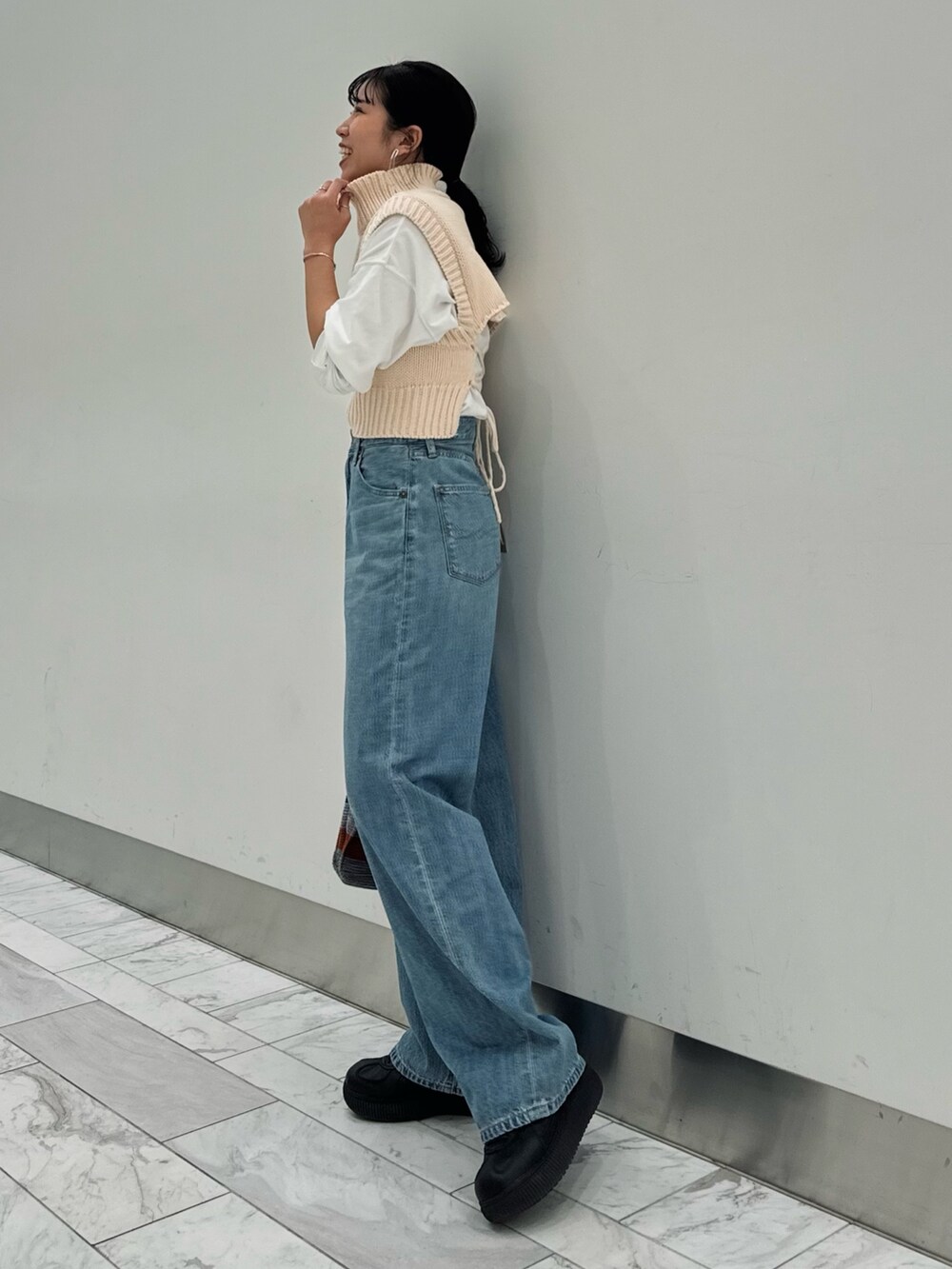 ホワイト系のワンピース、ホワイト系のTシャツ/カットソー、グレー系のハンドバッグを着用したレディースの冬コーディネートの4枚目の写真