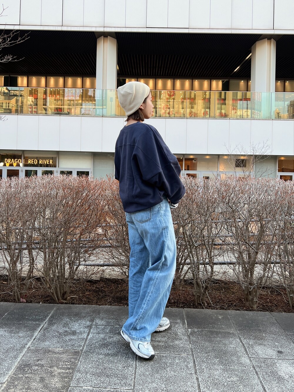 ブルー系のデニムパンツ、ブルー系のスウェット、ブルー系のTシャツ/カットソーを着用したレディースの冬コーディネートの3枚目の写真