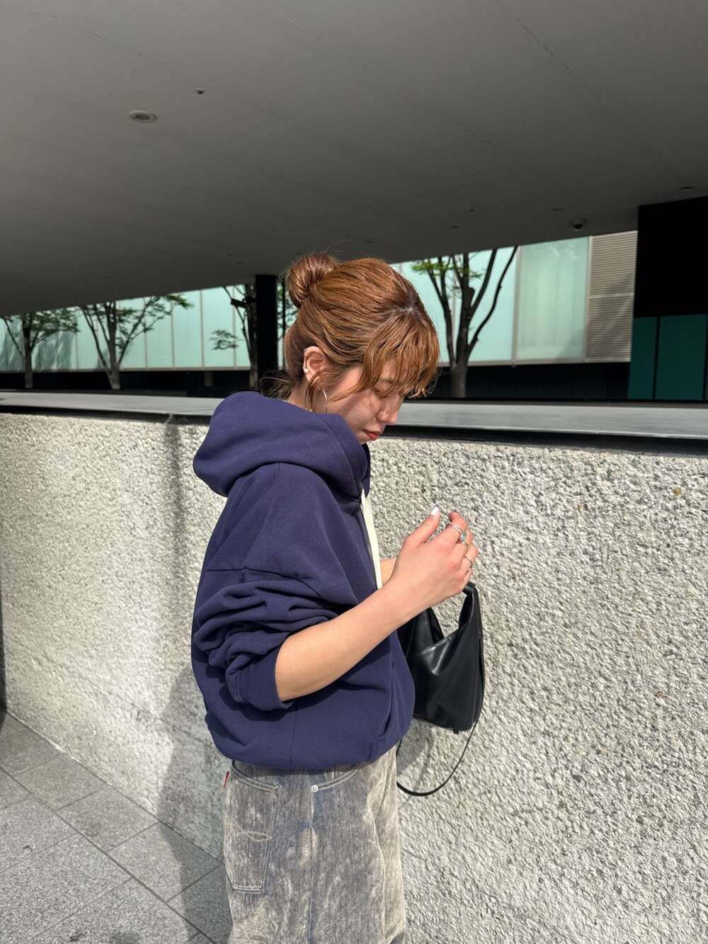 ベージュ系のデニムパンツ、ブルー系のパーカーを着用したレディースの夏コーディネートの7枚目の写真