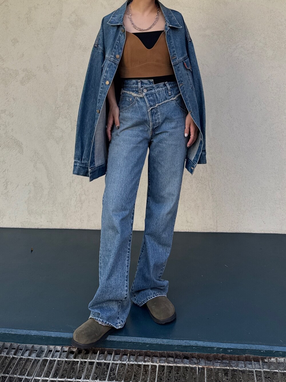 ブルー系のデニムパンツ、ベージュ系のスリッポン、ブラウン系のキャミソールを着用したレディースの夏コーディネートの5枚目の写真