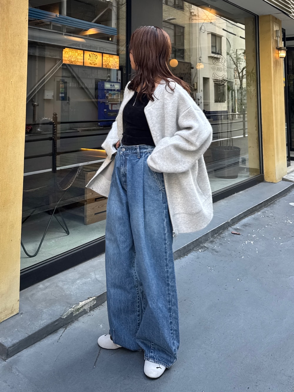 ブルー系のデニムパンツ、グレー系のカーディガン/ボレロを着用したレディースの秋コーディネートの3枚目の写真