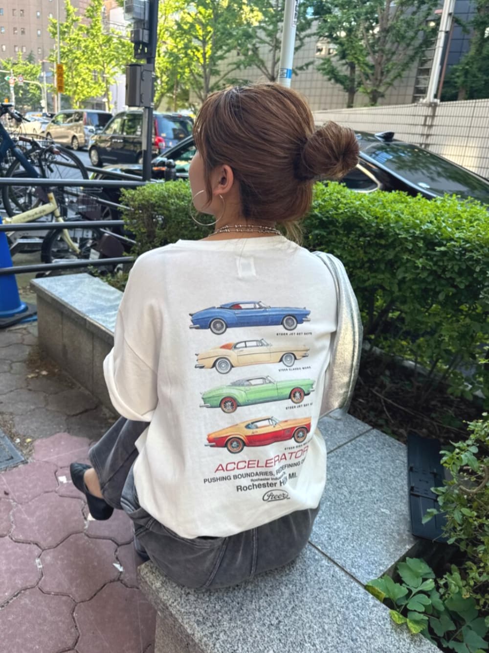 グレー系のスウェットパンツ、ホワイト系のTシャツ/カットソーを着用したレディースの夏コーディネートの8枚目の写真