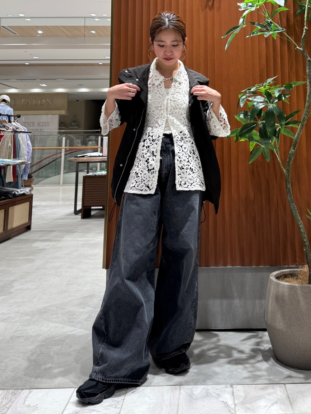 ブラック系のブルゾン、ブラック系のデニムパンツ、ホワイト系のシャツ/ブラウスを着用したレディースの春コーディネートの2枚目の写真