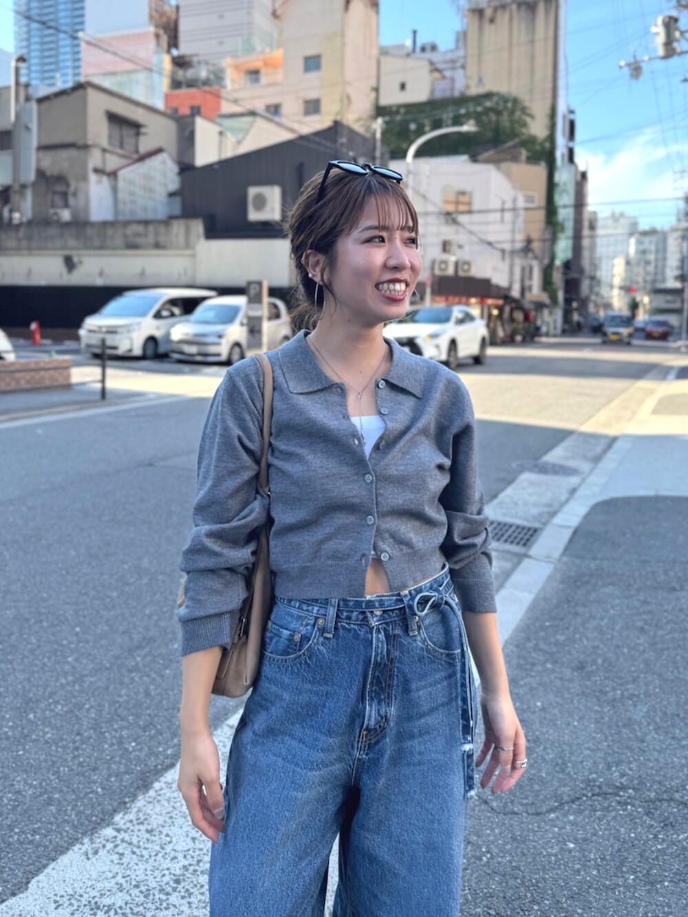 ベージュ系のスリッポン、グレー系のカーディガン/ボレロ、ブルー系のデニムパンツを着用したレディースの夏コーディネートの7枚目の写真