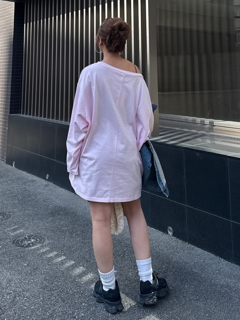 ピンク系のTシャツ/カットソー、ブルー系のデニムジャケット、ブラック系のその他パンツを着用したレディースの春コーディネートの10枚目の写真