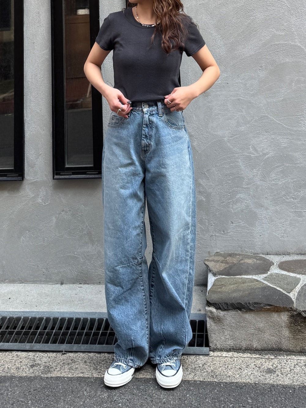 ブルー系のデニムパンツ、ブルー系のスニーカー、グレー系のTシャツ/カットソーを着用したレディースの春コーディネートの4枚目の写真