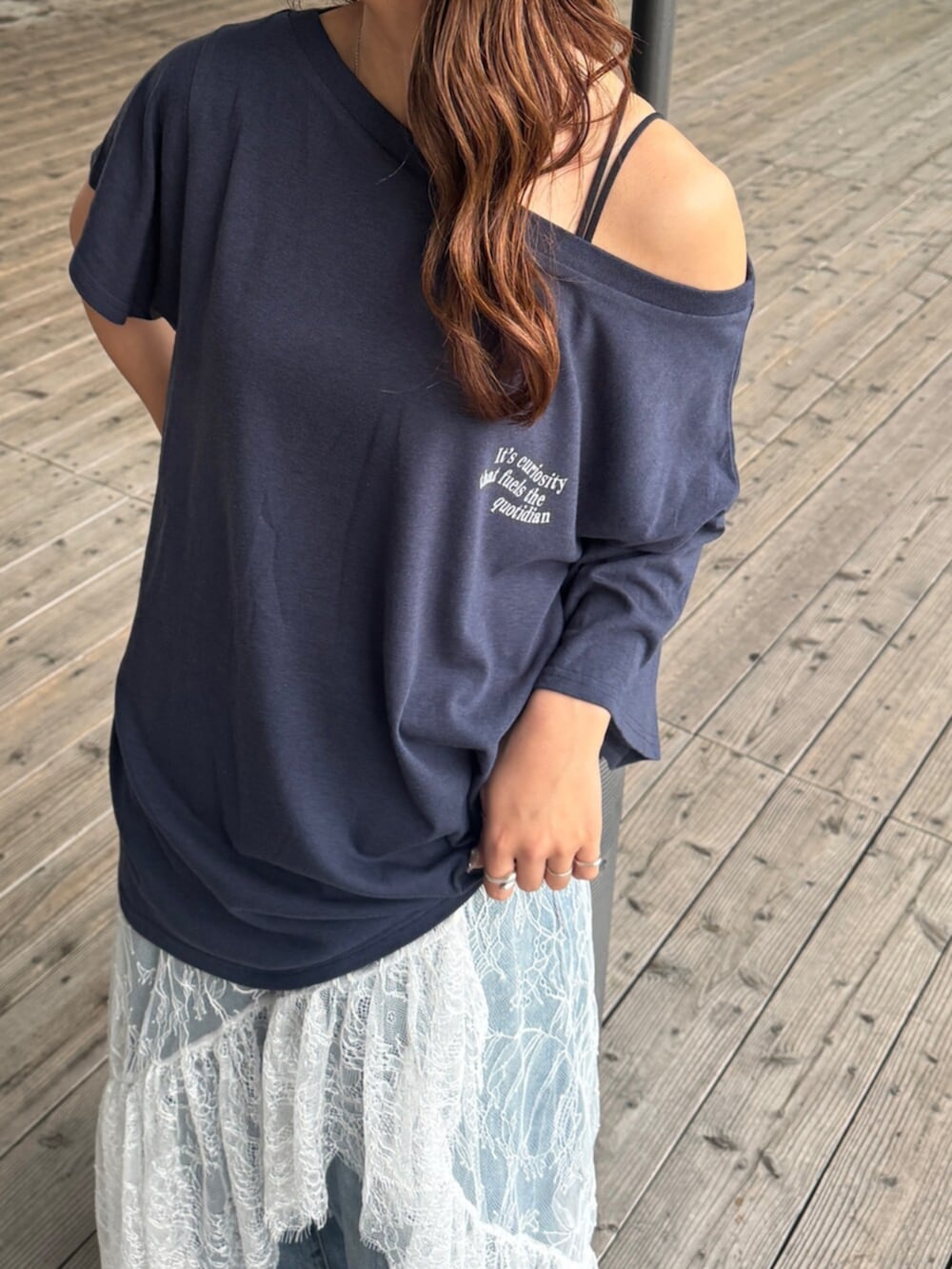 ブルー系のデニムパンツ、その他のサンダル、ブルー系のTシャツ/カットソーを着用したレディースの春コーディネートの6枚目の写真