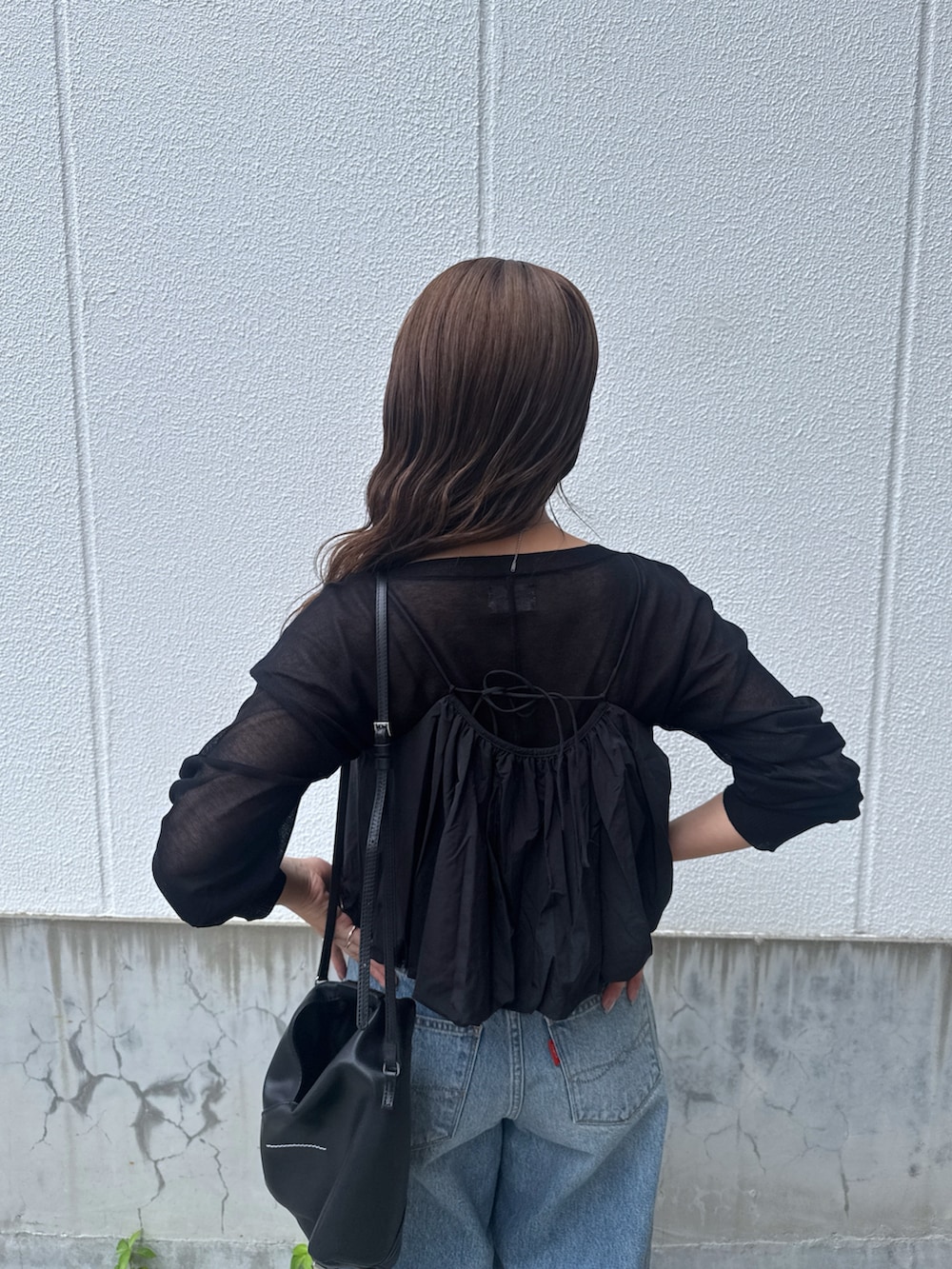 ブルー系のデニムパンツ、ブラック系のキャミソール、ブラック系のニット/セーターを着用したレディースの夏コーディネートの7枚目の写真