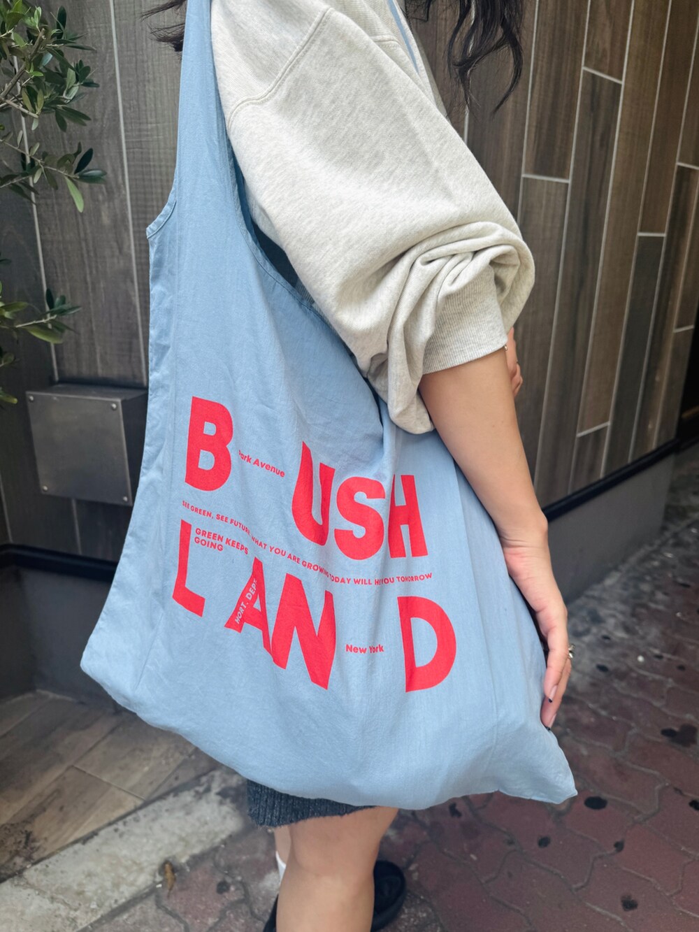 グレー系のその他パンツ、グレー系のスウェット、ブルー系のエコバッグ/サブバッグを着用したレディースの夏コーディネートの7枚目の写真