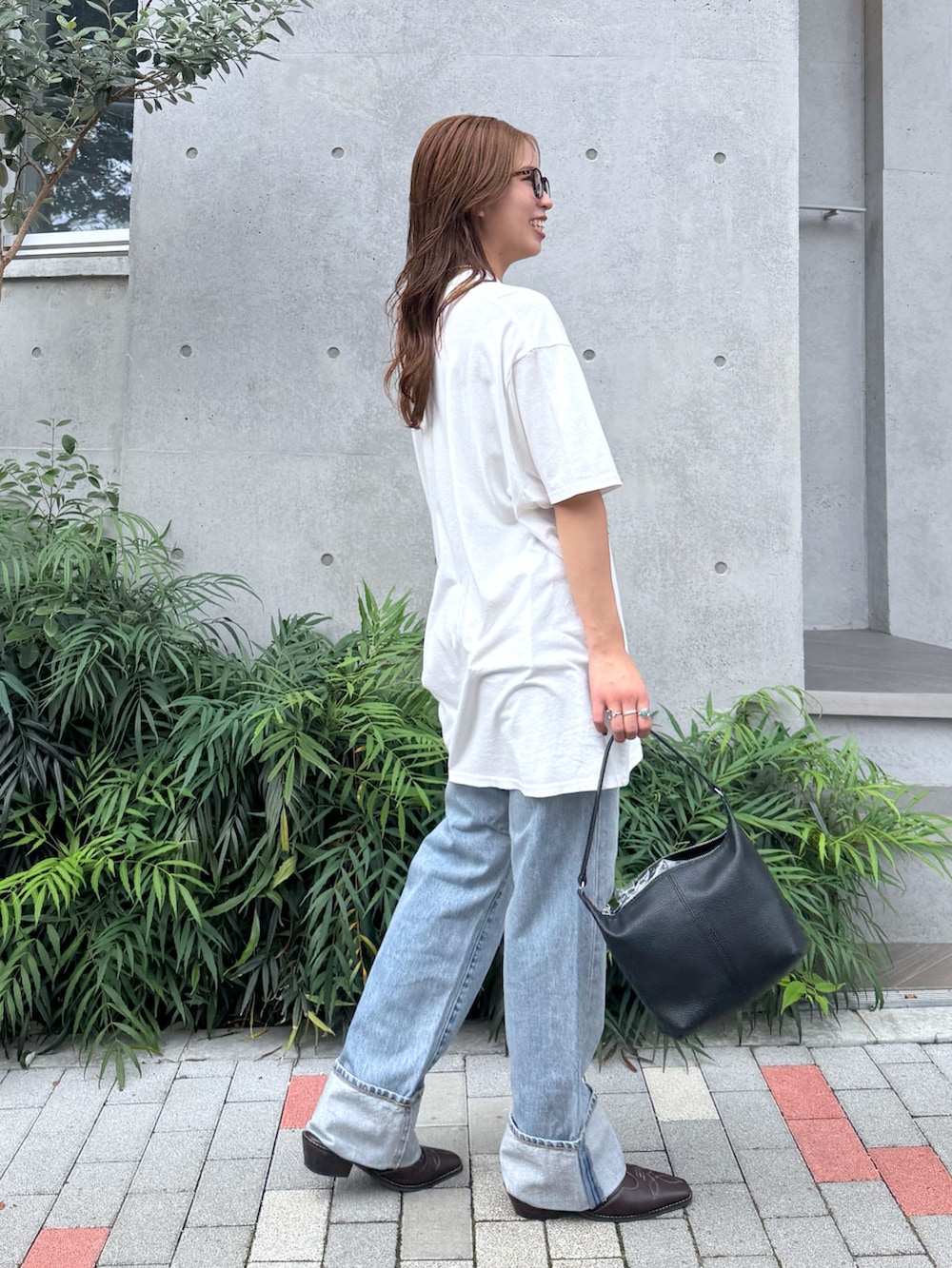 ホワイト系のTシャツ/カットソー、ブルー系のデニムパンツ、ブラウン系のその他シューズを着用したレディースの夏コーディネートの3枚目の写真