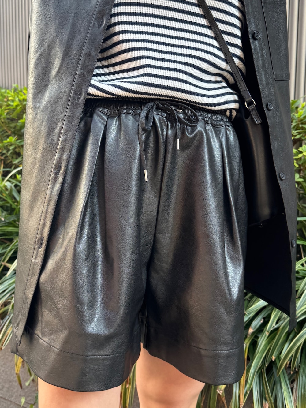 ブラック系のシャツ/ブラウス、ブラック系のその他パンツ、ブルー系のTシャツ/カットソーを着用したレディースの冬コーディネートの10枚目の写真