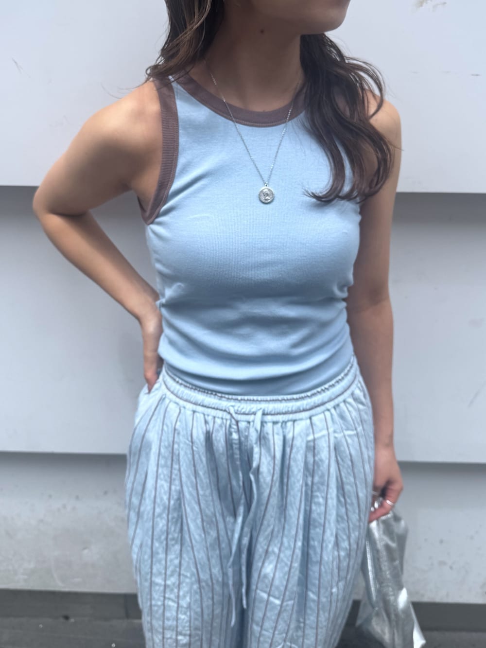 ブルー系のその他パンツ、ブルー系のタンクトップ、ホワイト系のニット/セーターを着用したレディースの夏コーディネートの8枚目の写真
