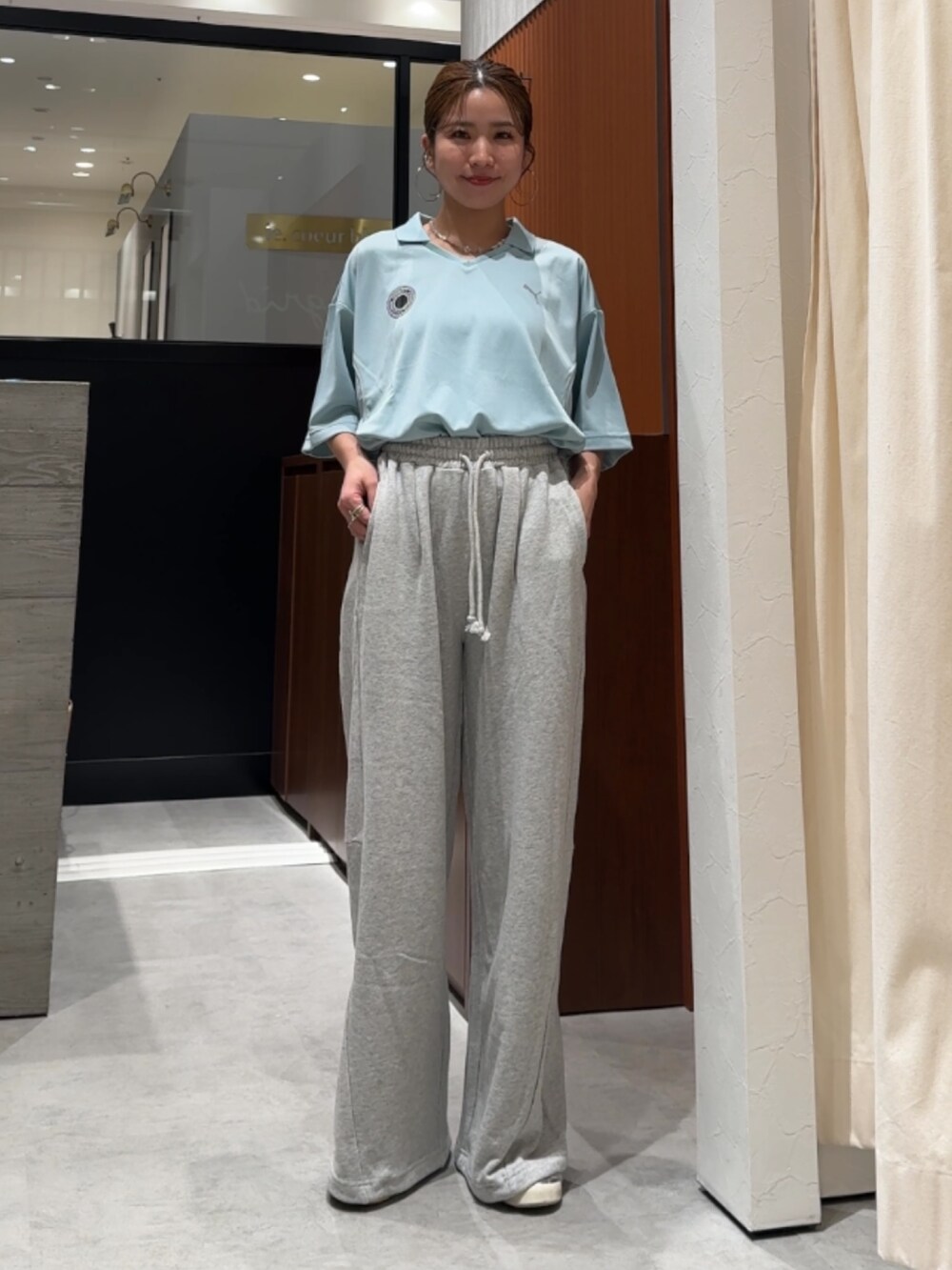 グレー系のスウェットパンツ、ブルー系のシャツ/ブラウスを着用したレディースの春コーディネートの2枚目の写真