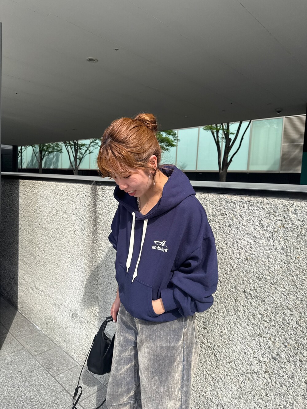 ベージュ系のデニムパンツ、ブルー系のパーカーを着用したレディースの夏コーディネートの10枚目の写真