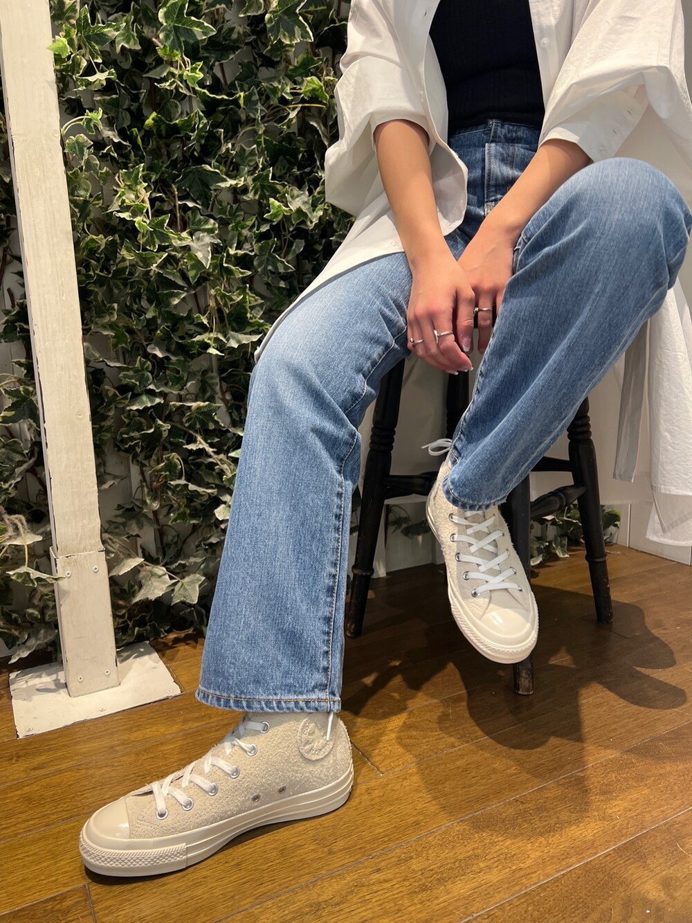 ホワイト系のシャツ/ブラウス、ブルー系のデニムパンツ、ホワイト系のスニーカーを着用したレディースの冬コーディネートの8枚目の写真