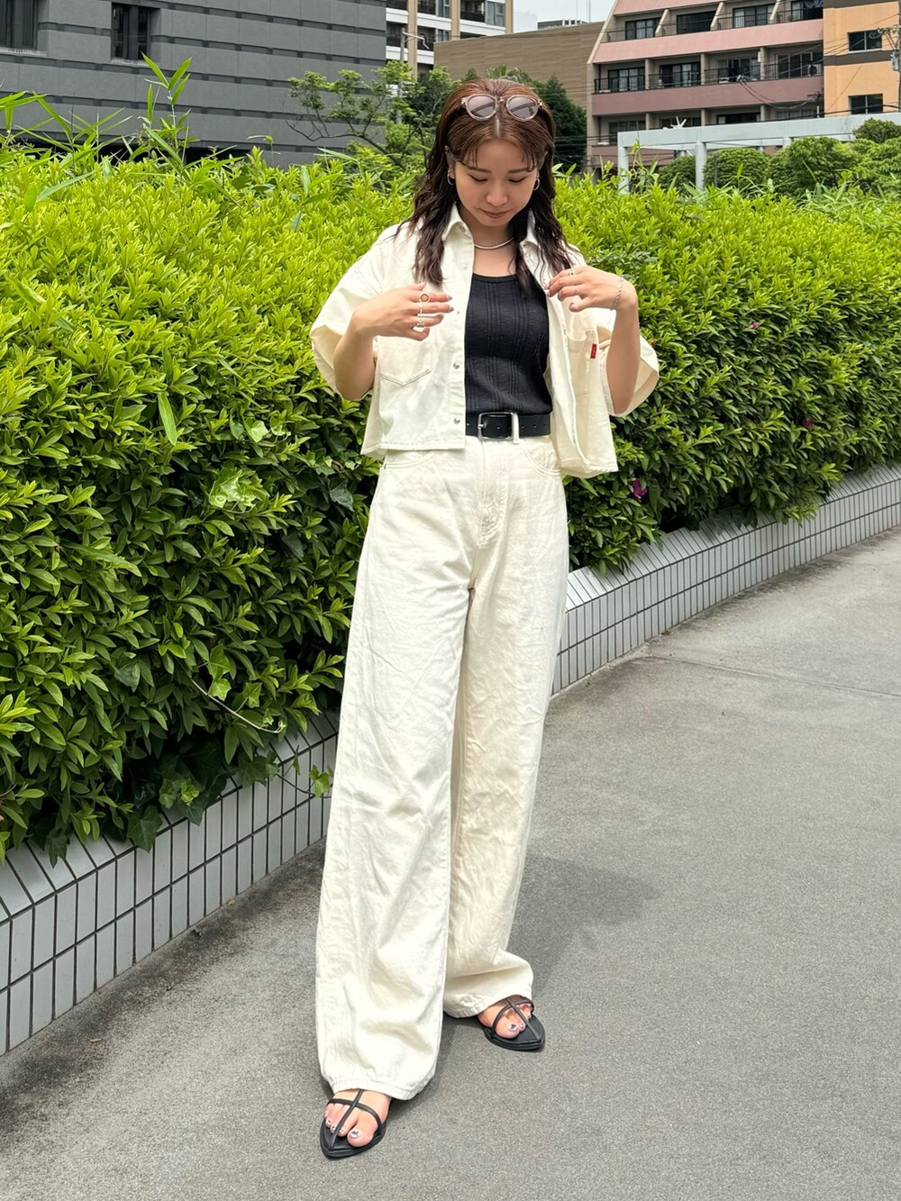 ホワイト系のシャツ/ブラウス、ホワイト系のデニムパンツ、グレー系のTシャツ/カットソーを着用したレディースの春コーディネートの2枚目の写真