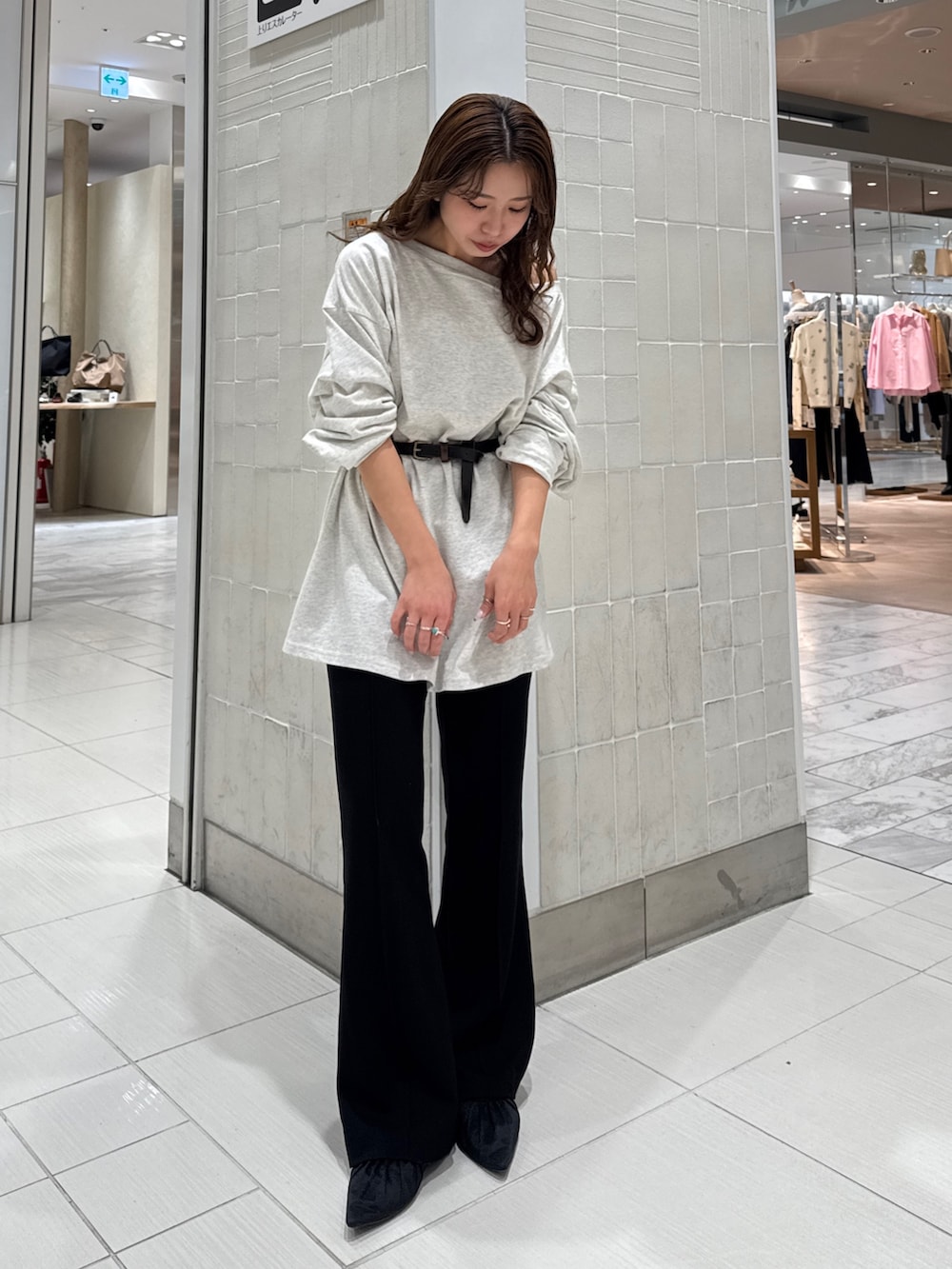 グレー系のTシャツ/カットソー、ブラック系のその他パンツを着用したレディースの春コーディネートの2枚目の写真