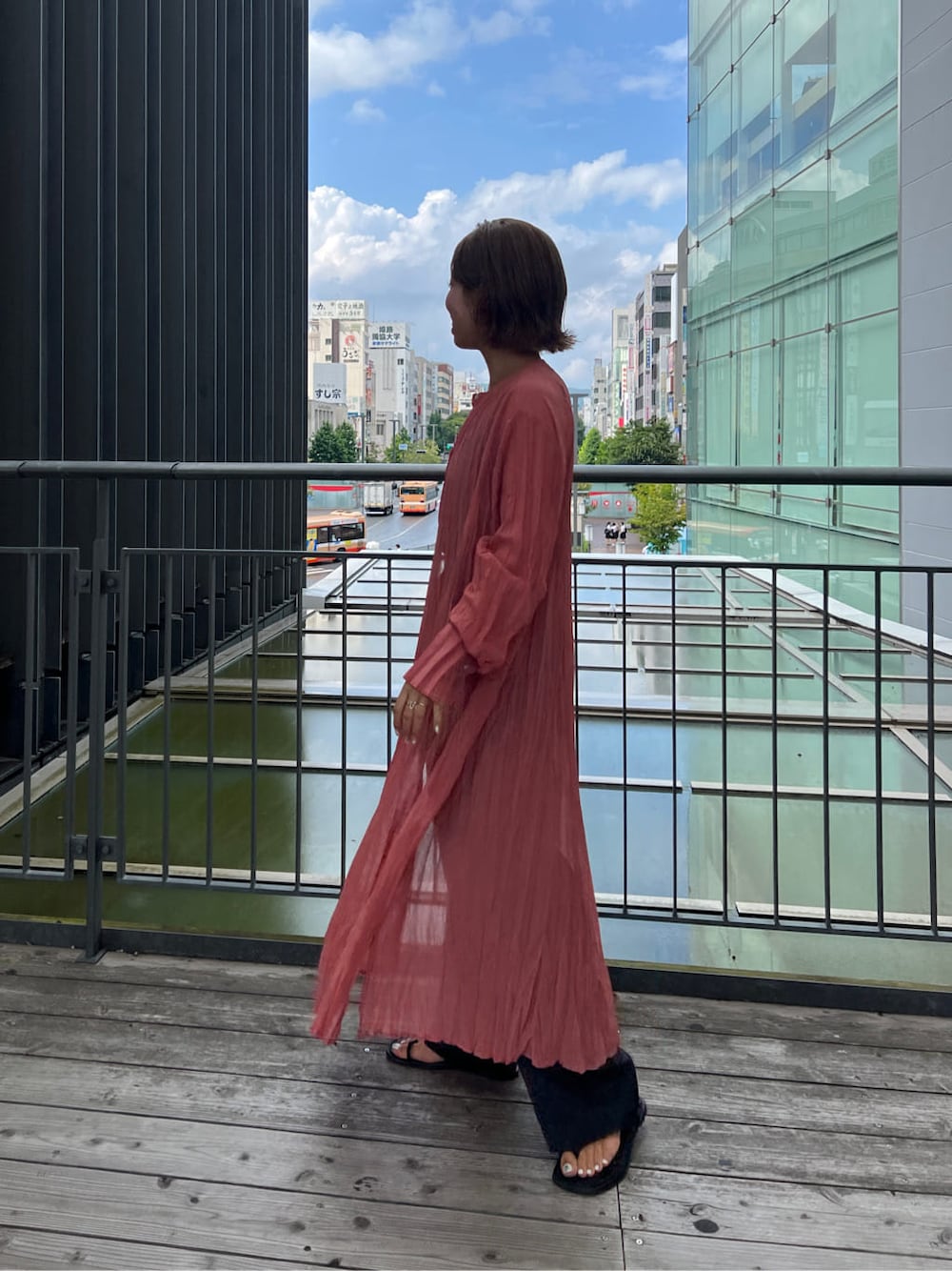 ブラック系のタンクトップ、ピンク系のワンピース、グレー系のスラックスを着用したレディースの夏コーディネートの2枚目の写真